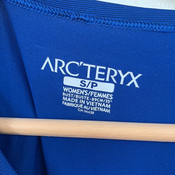 BNWT Arc’teryx Motus Crew SS Women’s | Size Small | Med Blue - Picture 2 of 3